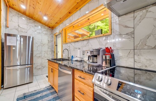 Pigeon Forge Cabin | Absolute Humble Abode, Condo, Sleeps 4, Mins from Dollywood!