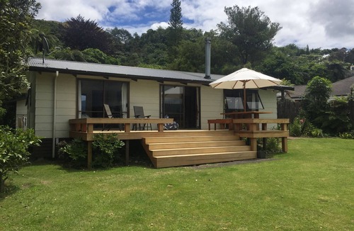 Lake Tarawera House | ABSOLUTE LAKE EDGE , FLAT LAWN, BEACH & JETTY