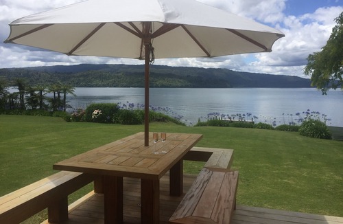 Lake Tarawera House | ABSOLUTE LAKE EDGE , FLAT LAWN, BEACH & JETTY