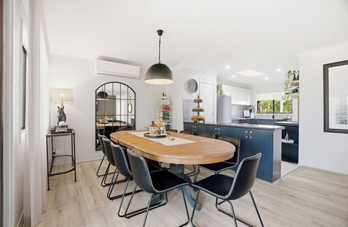 Lake Munmorah House | Absolute Lakefront | Sleeps 10 | Pool Table