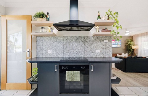 Lake Munmorah House | Absolute Lakefront | Sleeps 10 | Pool Table