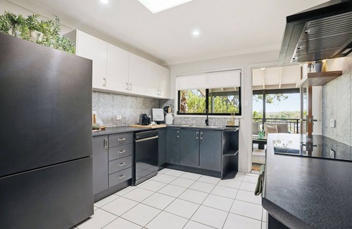 Lake Munmorah House | Absolute Lakefront | Sleeps 10 | Pool Table