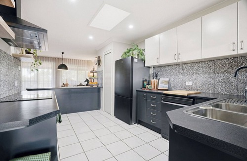 Lake Munmorah House | Absolute Lakefront | Sleeps 10 | Pool Table