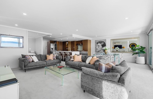 Waipahihi Apartment | Absolute Lakefront - Views, Spa, Pool and Gym