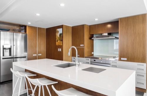 Waipahihi Apartment | Absolute Lakefront - Views, Spa, Pool and Gym