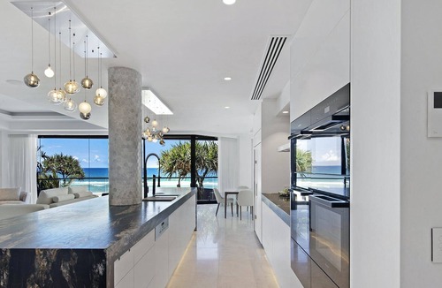 Main Beach Villa | Absolute Main Beach (Heated Pool)