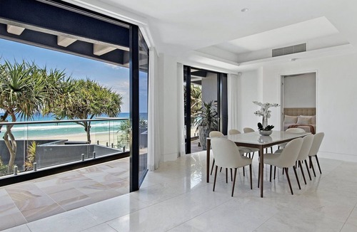 Main Beach Villa | Absolute Main Beach (Heated Pool)