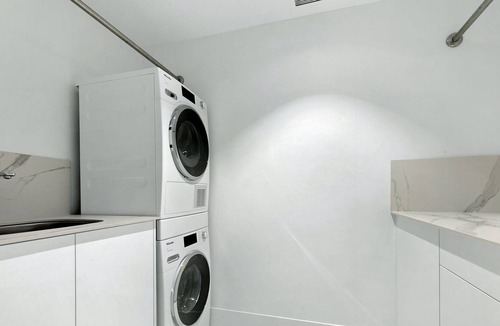 Main Beach Villa | Absolute Main Beach (Heated Pool)