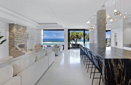 Main Beach Villa | Absolute Main Beach (Heated Pool)