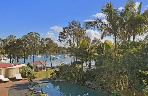 Summerland Point House | Absolute waterfront house with pool and jetty