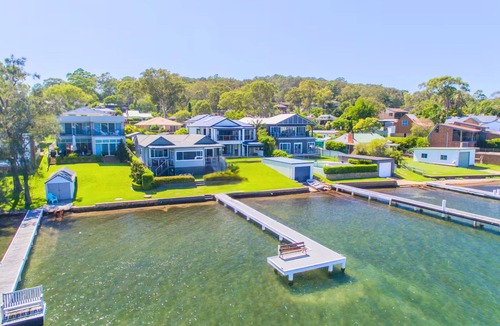 Coal Point House | Absolute Waterfront Coal Point - Luxe Waterfront Escape - Pet Friendly