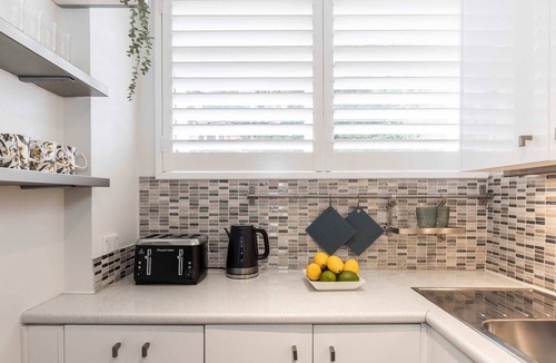 Elizabeth Bay Apartment | Absolute Waterfront Elizabeth Bay Views & Pool