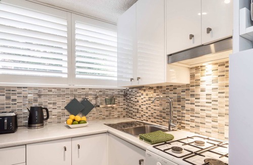 Elizabeth Bay Apartment | Absolute Waterfront Elizabeth Bay Views & Pool