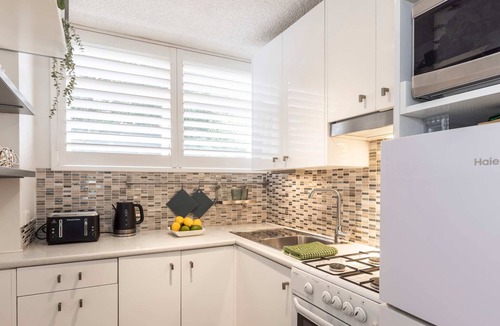 Elizabeth Bay Apartment | Absolute Waterfront Elizabeth Bay Views & Pool