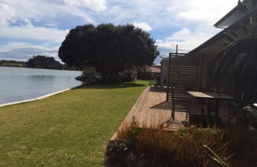 Clarks Beach Apartment | Absolute Waterfront Serenity Near Auckland