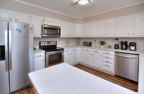 Yaupon Beach House | Absolutely Beautiful 3 BR/2.5 BA Beach Cottage-1 Minute to BEACH-PETS-Sleeps 8
