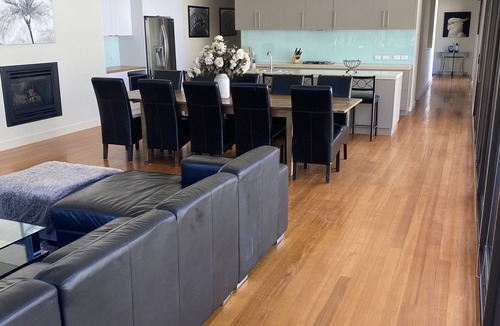 Moama House | Absolutely Murray River Frontage @ Deepcreek marina moama