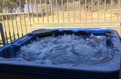 Moama House | Absolutely Murray River Frontage @ Deepcreek marina moama