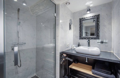 Les Grands Carmes Apartment | AC Apartment near Vieux-Port & Panier