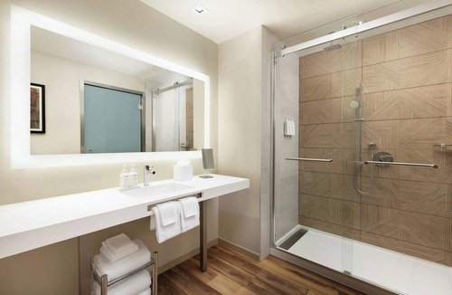 Downtown Honolulu Hotel | AC Hotel by Marriott Honolulu