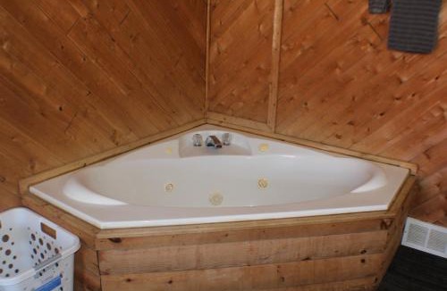 Chassell Apartment | AC4 Northwoods Getaway w Jetted Tub