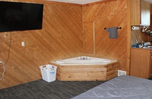 Chassell Apartment | AC4 Northwoods Getaway w Jetted Tub