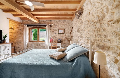 Castelnau-de-Montmiral Bed & Breakfast | Acacia Guest Rooms with Shared Terrace and Garden
