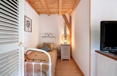 Castelnau-de-Montmiral Bed & Breakfast | Acacia Guest Rooms with Shared Terrace and Garden