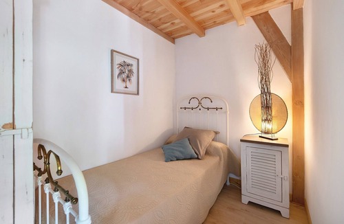 Castelnau-de-Montmiral Bed & Breakfast | Acacia Guest Rooms with Shared Terrace and Garden
