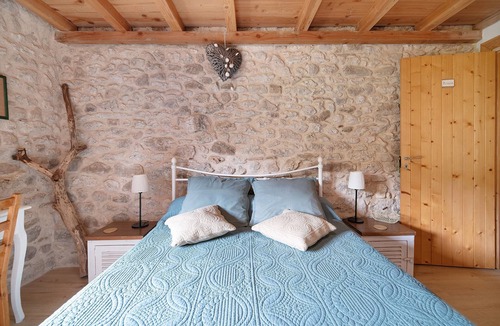 Castelnau-de-Montmiral Bed & Breakfast | Acacia Guest Rooms with Shared Terrace and Garden
