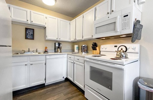 Rockrimmon Condo | ★Academy Hideaway With View! Sleeps 5 with AC!★