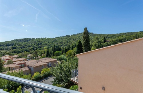 Callian Apartment | Accès aux piscines | Studio climatisé avec balcon