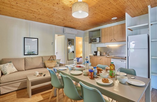 Aubagne Ski Chalet | Accès Piscine Extérieure Saisonnière