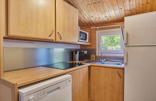 Aubagne Ski Chalet | Accès Piscine Extérieure Saisonnière