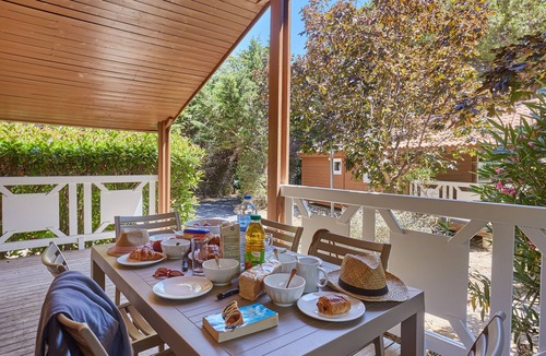 Aubagne Ski Chalet | Accès Piscine Extérieure Saisonnière