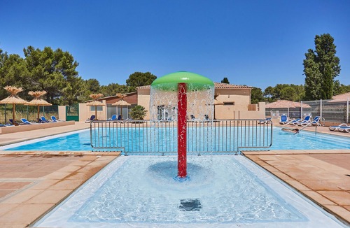 Aubagne Ski Chalet | Accès Piscine Extérieure Saisonnière