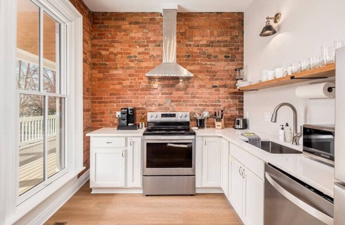 Victorian Village Apartment | Access OSU & Crew Stadium | Pet Friendly | Parking