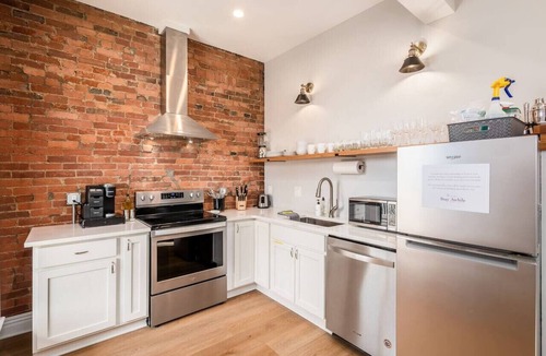 Victorian Village Apartment | Access OSU & Crew Stadium | Pet Friendly | Parking