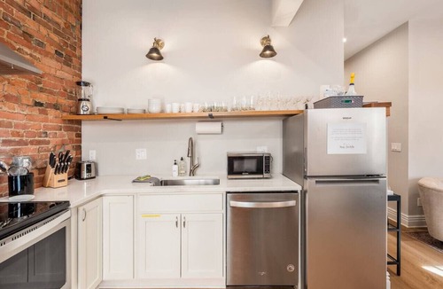 Victorian Village Apartment | Access OSU & Crew Stadium | Pet Friendly | Parking