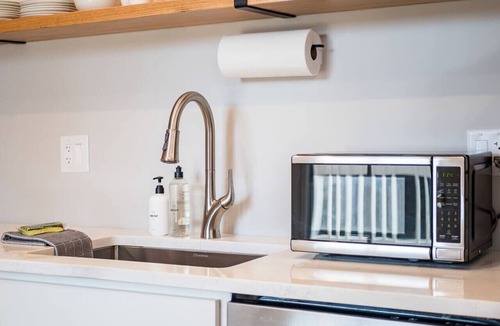 Victorian Village Apartment | Access OSU & Crew Stadium | Pet Friendly | Parking