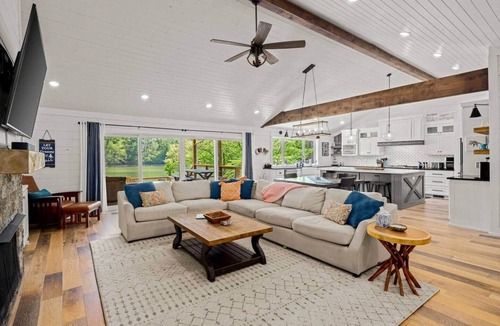 Bella Vista House | Access to lake & trails with HOT TUB!