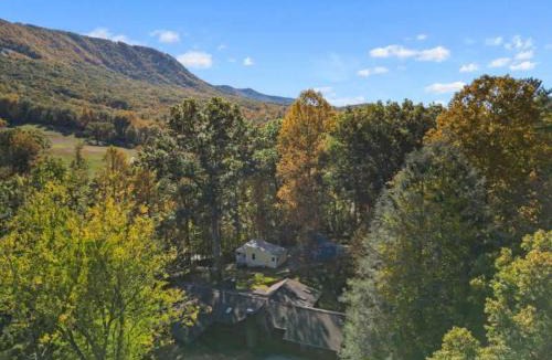 Hendersonville House | Accessible 1BR Cottage with Firepit Near Trails