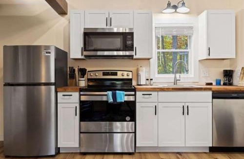 Hendersonville House | Accessible 1BR Cottage with Firepit Near Trails