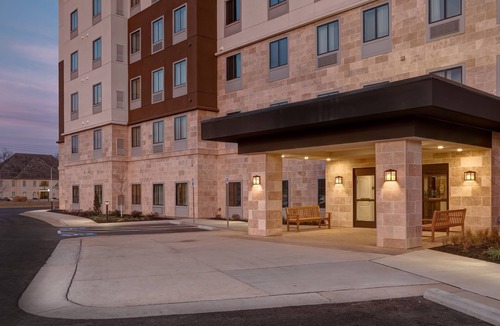 Overland Park Apartment | Accessible 1BR King Suite w/Roll-In Shower