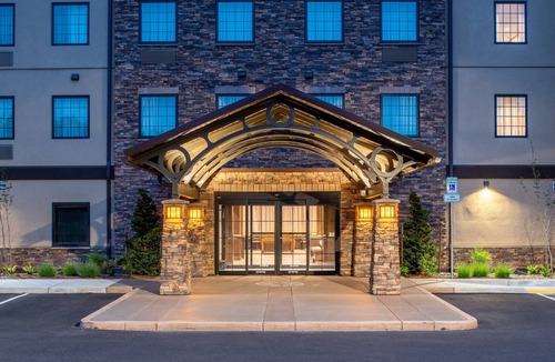 Hillsboro Apartment | Accessible 1BR King Suite w/Breakfast + Pool