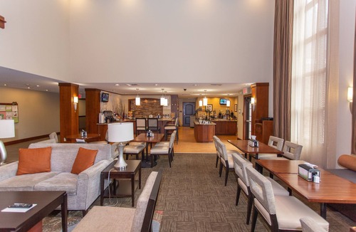 Bowling Green Apartment | Accessible 1BR Queen Suite | Breakfast + Pool