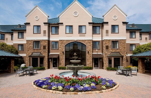 Ballantyne Apartment | Accessible 1BR w/ Tub | Free Breakfast & Pool