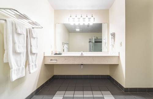 Put-in-Bay Hotel | Accessible 2 Queen Room