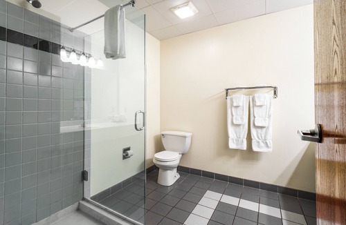 Put-in-Bay Hotel | Accessible 2 Queen Room