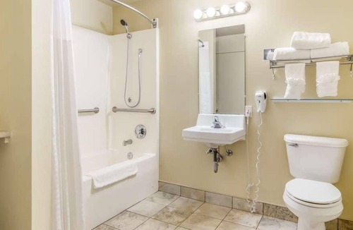 Aberdeen House | Accessible and Pet-friendly Unit with Free Breakfast and Free Parking!